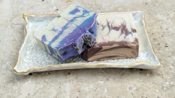 Savon Français dans un porte savon vendu sur le site Dohem Cosmetique
